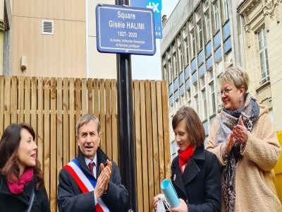 La plaque indiquant le nouveau nom du square a été dévoilée par la sous-préfète Marie Cornet et par le maire d'Alençon Joaquim Pueyo.