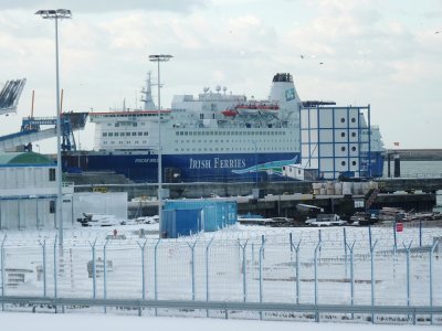 Un ferry bloqué par la neige. - Archives