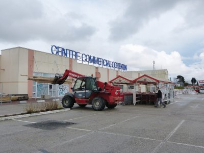 Le toit du centre commercial Auchan s'était effondré avec le poids de la neige. - Archives