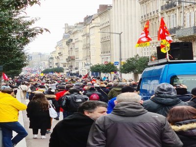 Entre 4 000 et 8 500 personnes ont défilé dans les rues de Rouen, samedi 11 mars, contre la réforme des retraites.
