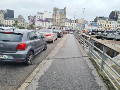 Ici, des ralentissements observés au pont tournant, à Cherbourg.