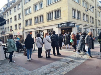 Le déstockage de Maisons du monde de Rouen a attiré de nombreux clients. Une longue file d'attente s'est créée lundi 13 mars.