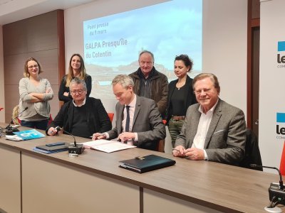 Lors de la signature avec, entre autres, les présidents respectifs des communautés de communes du nord du département, Jean-Claude Colombel, David Margueritte et Henri Lemoigne.