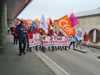 Les manifestants devant le centre commercial Les Eleis à Cherbourg.