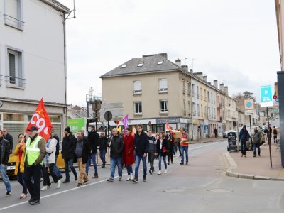 À Saint-Lô, mercredi 15 mars, une partie des manifestants contre la réforme des retraites sont allés coller des autocollants en opposition au projet sur la vitrine de la permanence du député Philippe Gosselin.