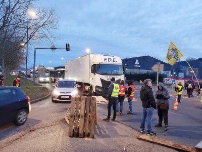 Les automobilistes tentent de franchir le barrage formé par les manifestants installés devant les locaux de la Carsat à Rouen pour protester contre la réforme des retraites. - DR