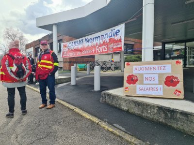 Les opposants à la réforme des retraites avaient tenté une première action de blocage, mercredi 15 mars, devant les locaux de la Carsat à Rouen avant d'être délogés par la police.