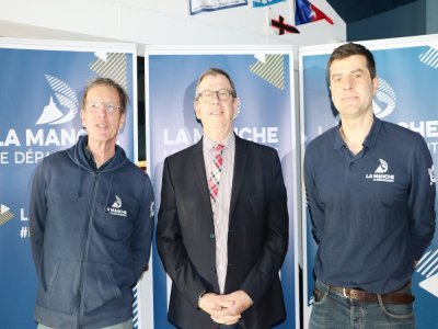Benoît Charon, Jean Morin, le président du Département de la Manche, et Nicolas Jossier lors de la présentation du Class 40 du Département, jeudi 16 mars.