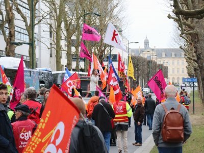 Une manifestation a été improvisée, direction place de la République, en passant par l'hôtel de ville de Caen.