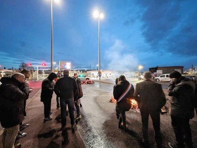 Depuis mercredi soir, une mobilisation a lieu devant la raffinerie de Gonfreville-l'Orcher pour s'opposer à la réquisition de grévistes. 