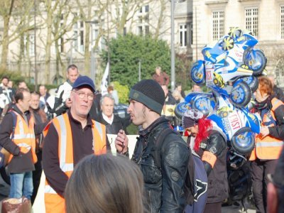 Pendant la manifestation contre la ZFE, les prises de parole se sont succédé devant l'hôtel de Ville de Rouen. - Christian Pedron