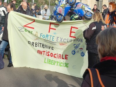 La zone à faibles émissions devient un slogan pour les manifestants rouennais samedi 25 mars et devient "Zone à forte exclusion". - Christian Pedron