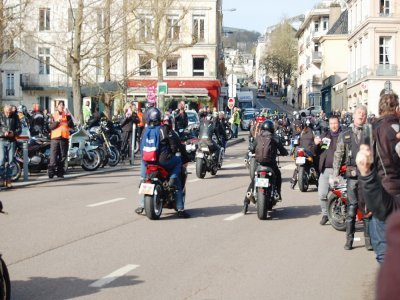 Les motos se sont garés sur les axes menant à l'hôtel de Ville de Rouen samedi 25 mars pour protester contre la ZFE. - Christian Pedron