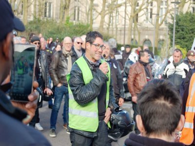 Au cours du rassemblement des motards contre la ZFE samedi 25 mars à Rouen, le responsable syndical des motards de Normandie a pris la parole. - Christian Pedron
