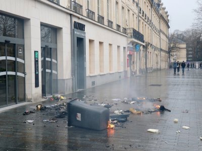 Une poubelle enflammée et renversée, place de la République.