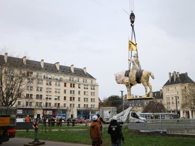 La statue Jeanne d'Arc vole !
