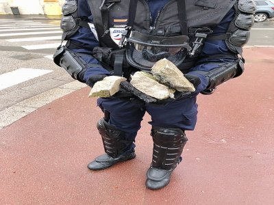 Quelques projectiles reçus par les forces de l'ordre à Caen mardi 28 mars. - Police nationale du Calvados