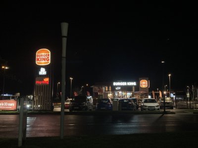 Le Burger King de Troarn avec son néon et son aire de jeux de nuit. - Marjorie Chesnel