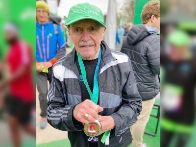 Après avoir couru les 42 kilomètres du 46e marathon de paris, Charly Bancarel, 93 ans, va s'attaquer aux JO en 2024. - @FranceTélévision