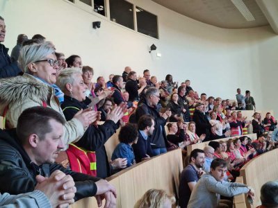 Applaudissements et chants ont perturbé le conseil jusqu'à la fin.