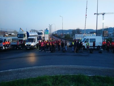 Des manifestants ont mis en place un barrage filtrant au niveau du rond-point de Madagascar à Rouen. - CGT 76