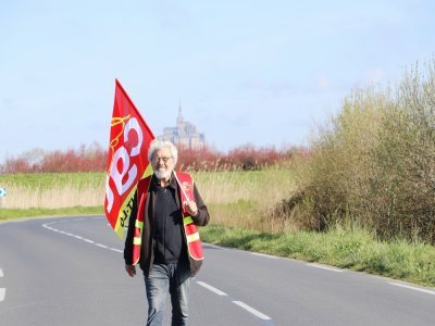 Un manifestant CGT avec le Mont en fond. Si le mot d'ordre était contre la réforme des retraites, les participants ont partagé d'autres préoccupations, comme l'inflation.