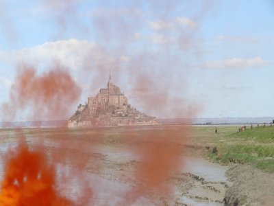 Une image rare : voir des fumigènes devant le Mont Saint-Michel.