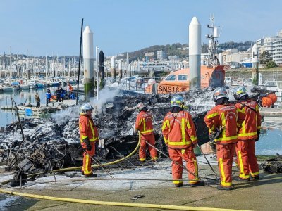 L'extinction du feu se poursuit. Les pompiers demandent aux usagers d'éviter le secteur.