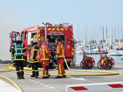 Soixante pompiers équipés de 30 engins se sont rendus sur le port de plaisance du Havre pour un important incendie de bateaux.