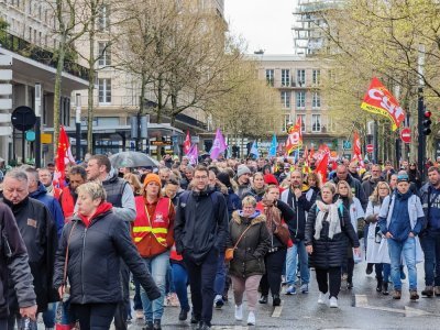 Plusieurs milliers d'opposants ont bravé la pluie pour marcher à nouveau contre la réforme des retraites, jeudi 13 avril.