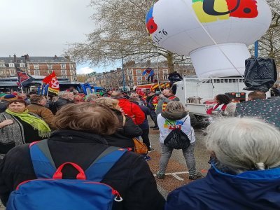 Devant le char de la FSU, l'intersyndicale, à Rouen, a appelé les manifestants à rester déterminés. D'autres actions sont prévues, vendredi 14 avril.