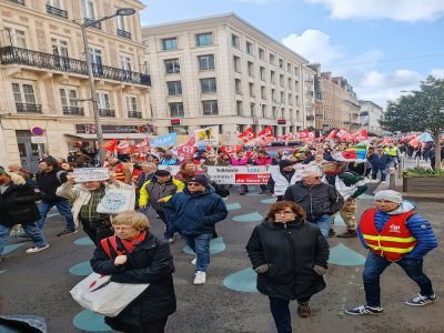 À Rouen, l'intersyndicale revendique le chiffre de 9 000 personnes, tandis que la police évoque le nombre de 4 500 manifestants.