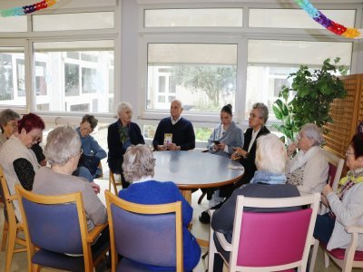 Une dizaine de résidents de l'Ehpad Le Manoir de Coutances ont écouté les membres de la marque Amour Collective présenter le défilé intergénérationnel 2023, qui aura lieu au Mont Saint-Michel.