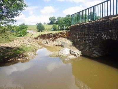 Le pont de la Potinaie est resté intact, mais les côtés de la rivière beaucoup moins. - Département de la Manche