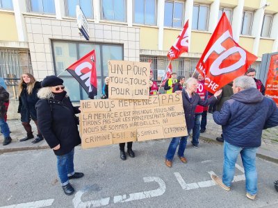 Une quarantaine de personnes présentes devant le commissariat de police.