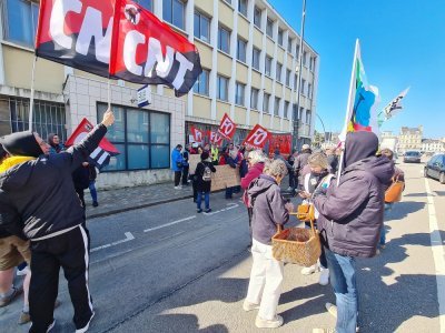 L'homme est syndicaliste à la Confédération nationale du travail (CNT).