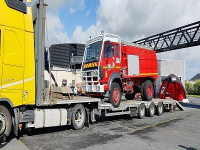 Le camion a été chargé sur un poids lourd et part pour un périple de plusieurs centaines de kilomètres. - Pompiers missions humanitaires
