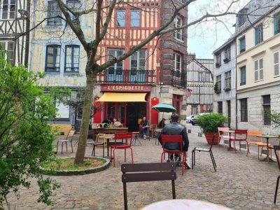 La terrasse de L'Espiguette, au milieu des maisons à colombages.