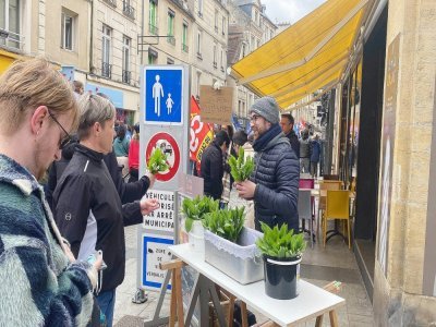 À Caen, on n'oublie pas la vente de muguet pendant la manifestation pour le 1er mai. - Valentin Charlot