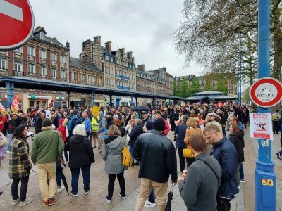 Selon les premiers chiffres, 15 000 personnes manifestent à Rouen.