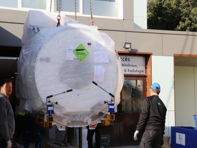 Pour être transporté jusqu'à son lieu final, les ouvriers ont dû manœuvrer avec attention.