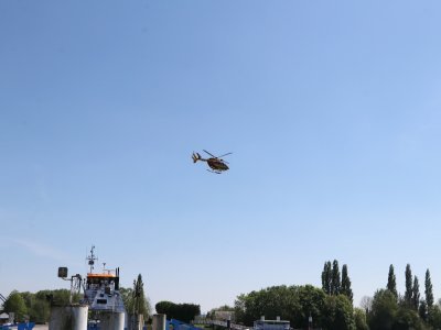 L'hélicoptère Dragon 76 de la Sécurité civile est arrivé en renfort pour hélitreuiller quatre personnes tombées en Seine.
