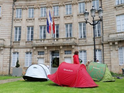 Des tentes ont été installées devant la mairie. - Sacha Dubesset