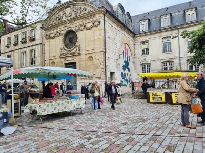 Le marché place de la Rougemare à Rouen a accueilli ses premiers clients mardi 9 mai.