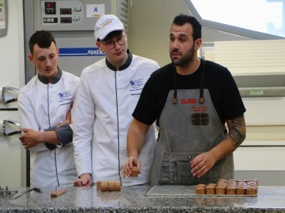 Les élèves ont assisté à une démonstration du parrain, le chef pâtissier Julien Abourmad.