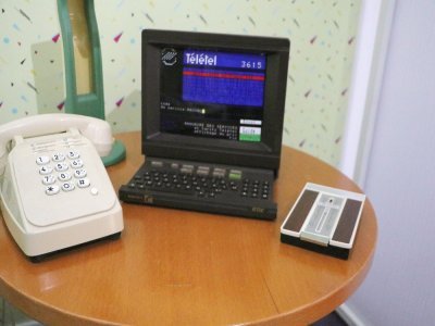 Dans la salle à l'ambiance 1989, les joueurs tombent sur un minitel.