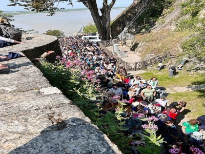 Une photo de la "très forte affluence" vendredi 19 mai au Mont-Saint-Michel a été publiée par les équipes de la Merveille. - Facebook Mont-Saint-Michel