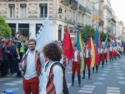 Les lanceurs de drapeaux ont fermé le défilé des Fêtes Jeanne d'arc samedi 20 mai à Rouen. - Christian Pedron