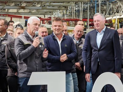 Philippe Sourget (à gauche) et Heinz-Jürgen Löw entourent l'heureux millionième propriétaire d'un Trafic, un entrepreneur néerlandais.