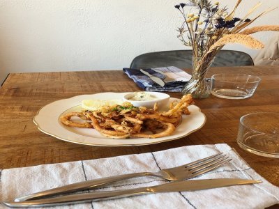 La seiche servie avec des frites.